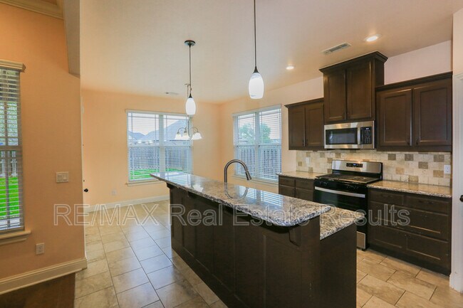 Building Photo - 2202 SW Tupelo Ave