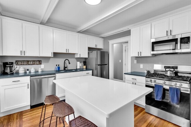 Building Photo - Furnished 7-Bedroom, 4-Bath Whole House in North Buffalo
