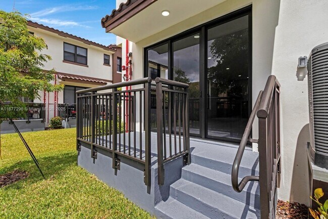 Building Photo - 6156 SW 36th Ct