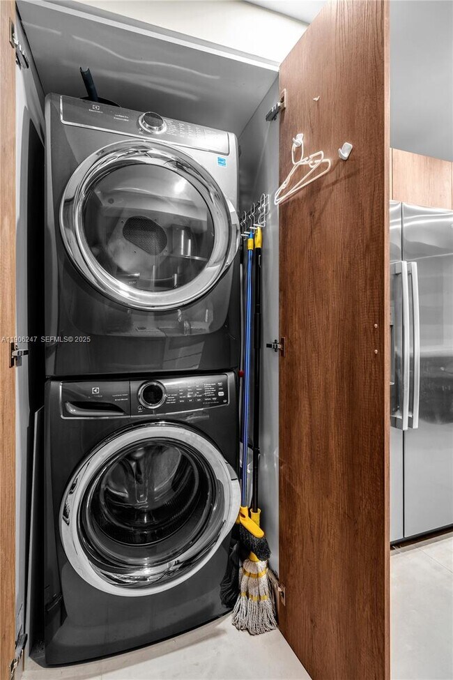 Building Photo - 3 Grove Isle Dr