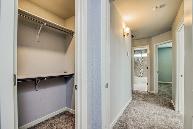 Building Photo - Beautiful 4 bed/2.5 baths in the desirable...