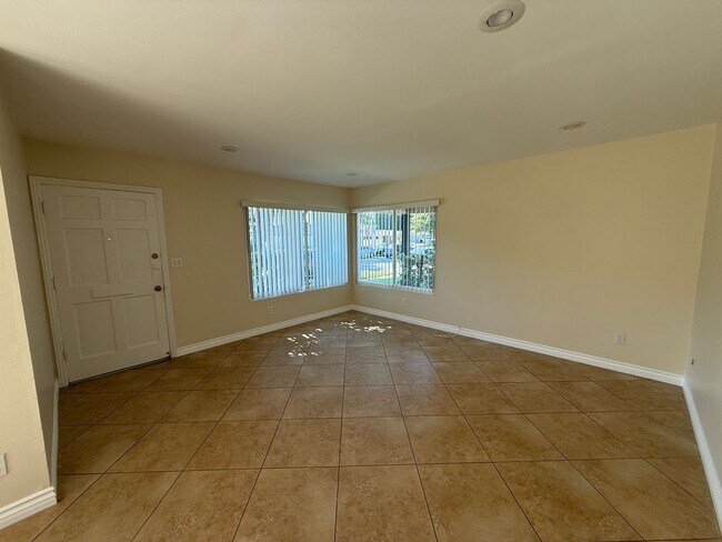 Building Photo - 3 Bedroom Condo for Lease with a 1 Car Garage