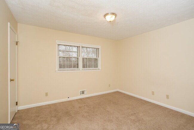 Building Photo - 2115 Pine Knoll Cir NE