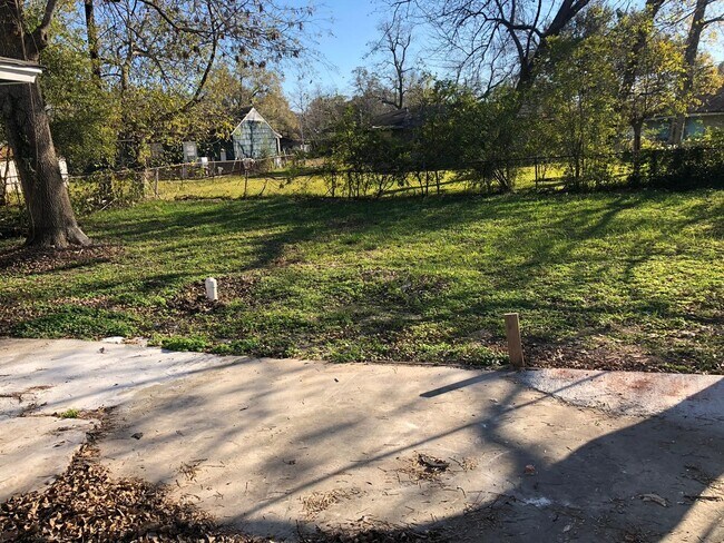 Building Photo - 6022 Lyndhurst Dr