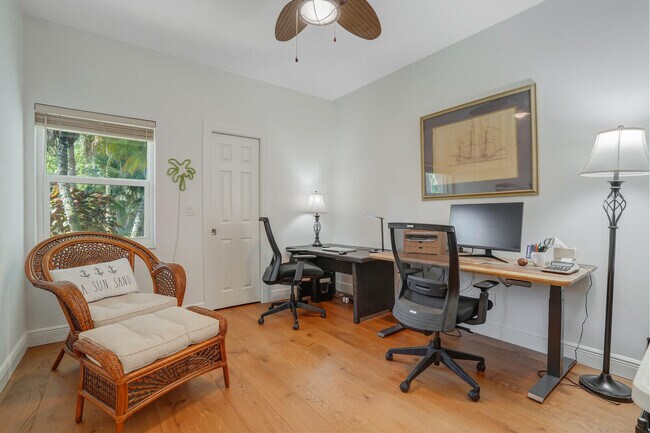 Building Photo - 8951 SE Marina Bay Dr