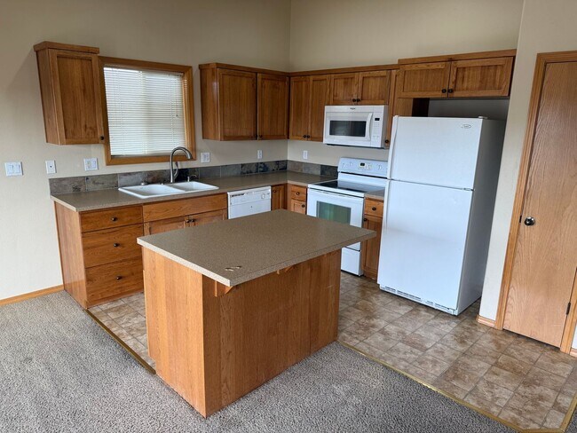 Building Photo - 3 Bed/2.5 Bath Townhome in NE Bend - Canoe Court