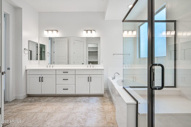 Building Photo - 8725 W Wagon Wheel Dr