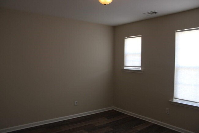 Building Photo - 119 Roswell Dr W