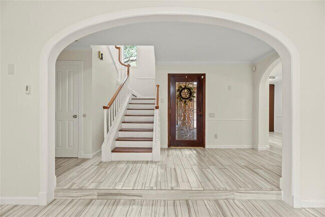 Building Photo - 201 Vanderpool Ln