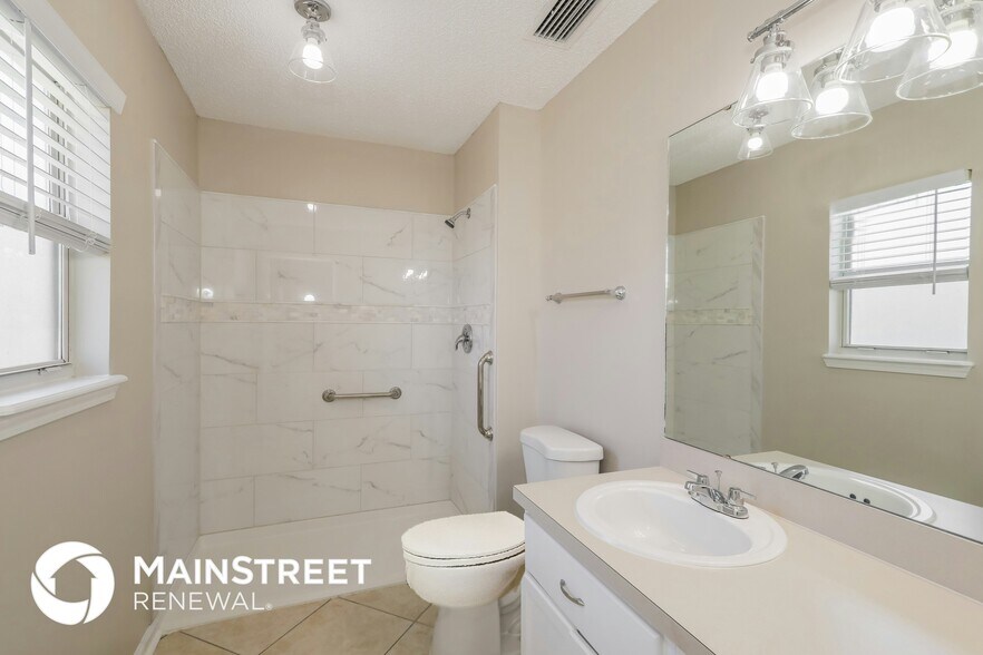 Building Photo - 3738 Woodbriar Dr