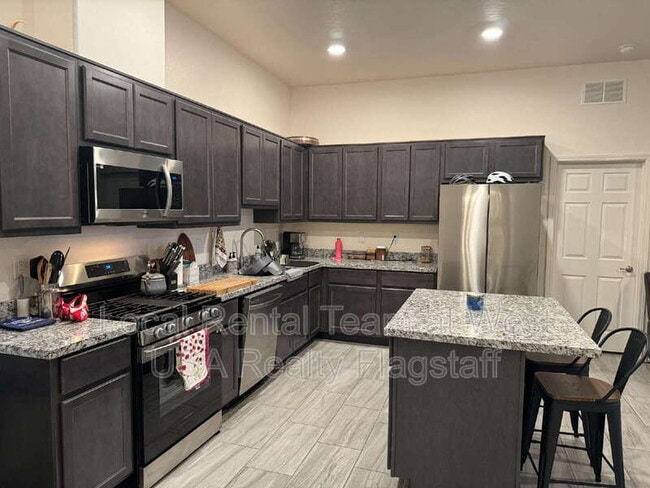 Building Photo - 1650 E Ponderosa Pkwy