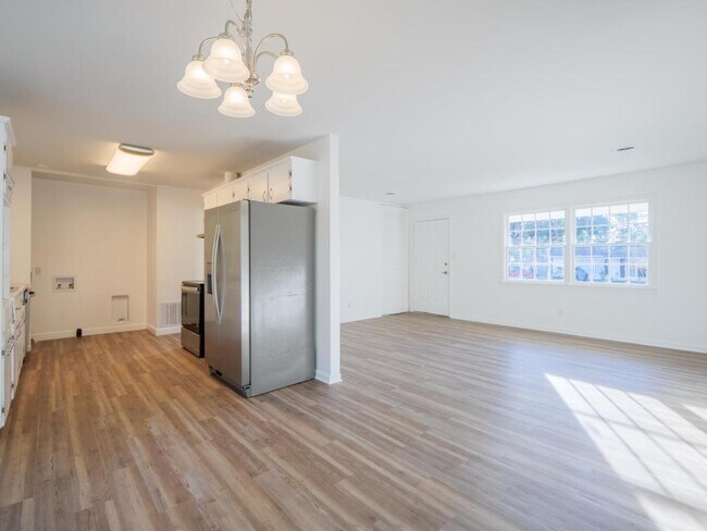 Building Photo - 2323 Frederick Pl