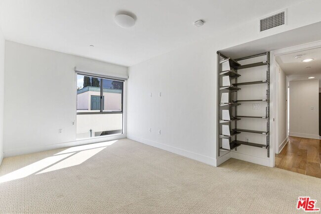 Building Photo - 11715 Goshen Ave