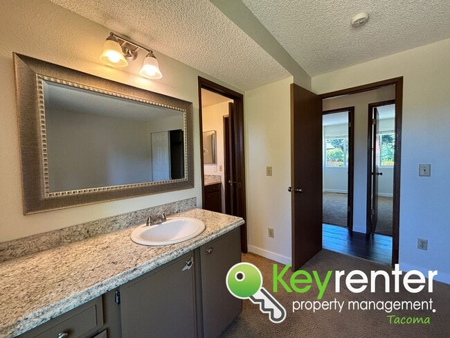 Building Photo - North Tacoma home located in Cul-De-Sac an...