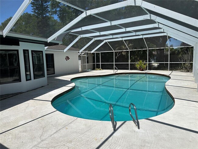 Building Photo - 701 Bluff View Dr