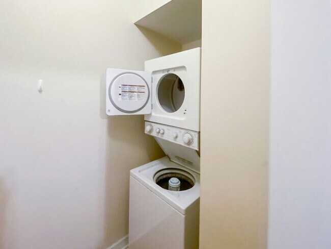 Building Photo - 853-54 West Cornelia Avenue, Unit 3s