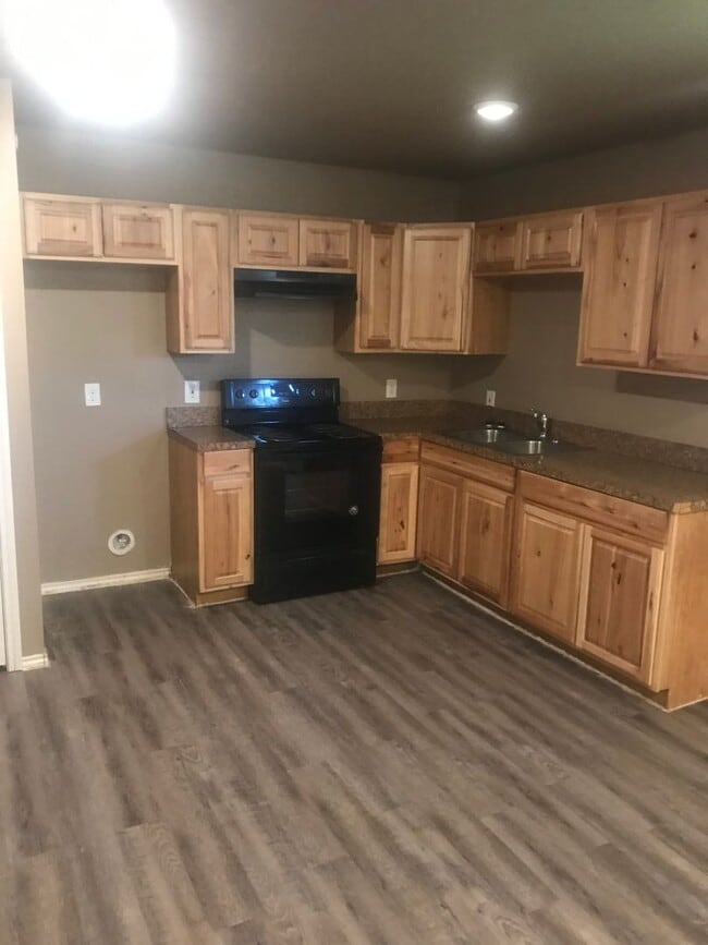 Building Photo - 526 46th St