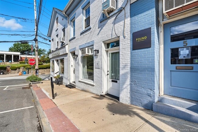 Building Photo - 3 Spring St