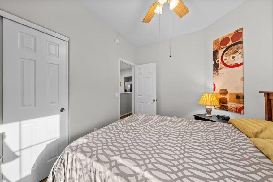 Building Photo - 3422 E University Dr