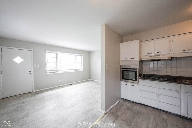 Building Photo - 5820 Grandview Dr