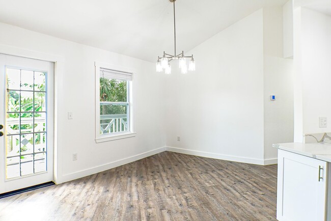 Building Photo - Beautifully renovated 3-bedroom, 2-bathroo...