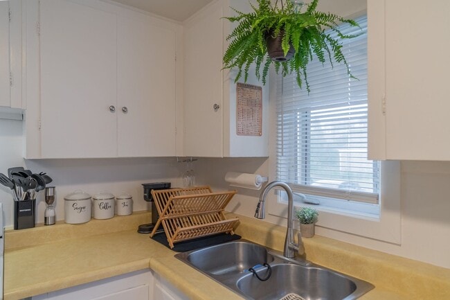 Building Photo - Fully Furnished and comfortable! Short Ter...