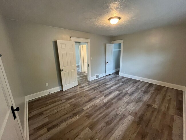 Building Photo - Three bedroom one bathroom home for rent