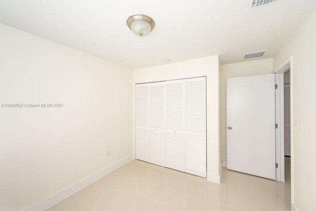 Building Photo - 3 bedroom in Miami FL 33142