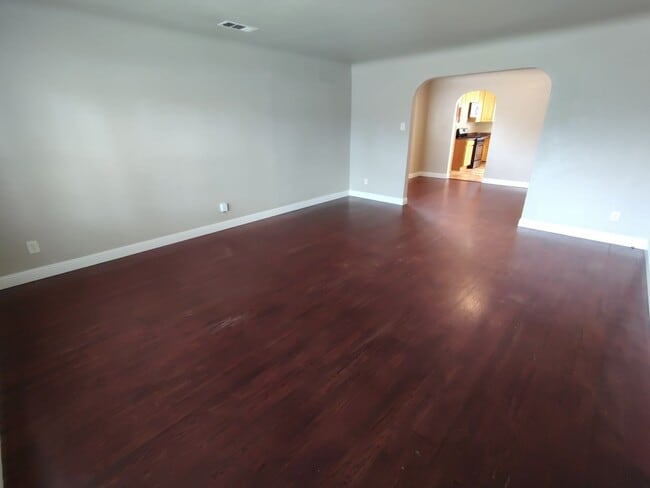 Building Photo - 404 Camellia Way