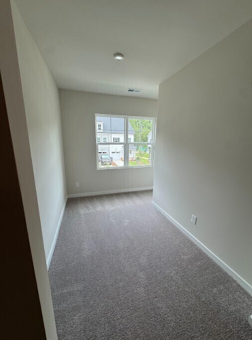 Building Photo - Beautiful 3-Bedroom, 3-Bath Home with Mode...