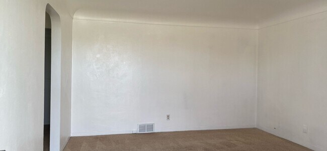 Building Photo - Cozy Home