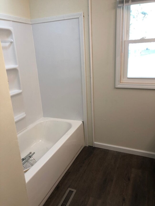 Building Photo - Remodeled 3 bedroom 1 bath home with attached one car garage in Rossville, IL