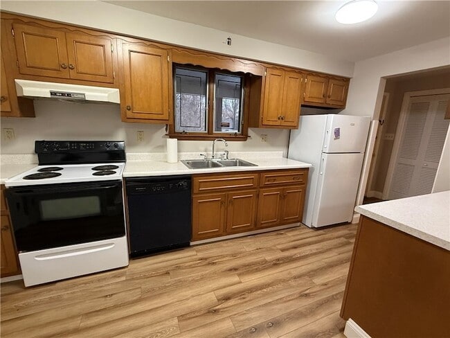 Building Photo - 825 10th Ave