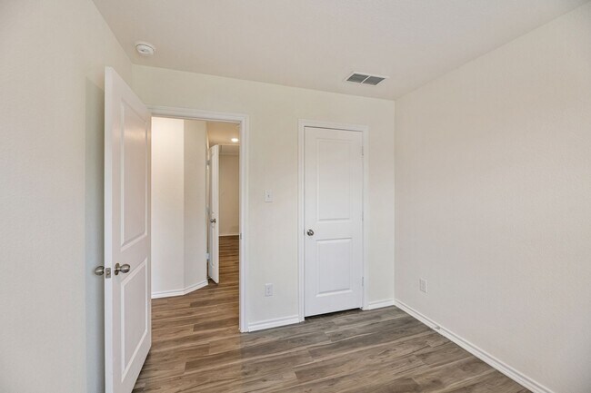 Building Photo - AVAILABLE NOW! 3 BEDROOM TRIPLEX LOCATED IN BONHAM, TEXAS!