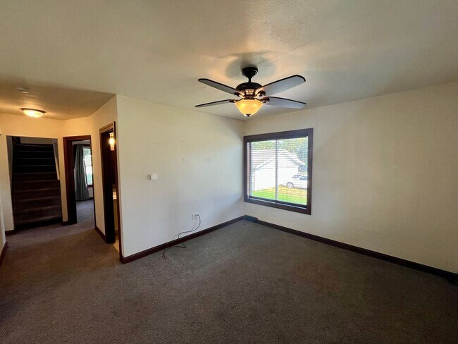 Building Photo - Large 3 Bed 2 Bath Single Family Home in Marshfield