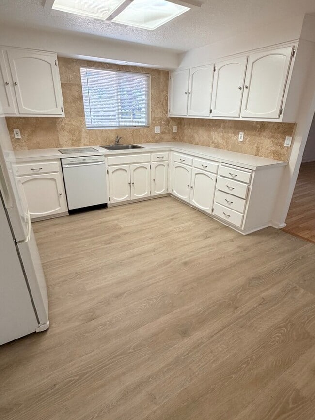 Building Photo - Spacious West Linn Ranch with Multiple Living Spaces, Large Fenced Backyard & Landscaping Included!