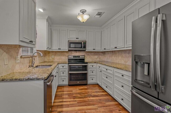 Building Photo - Charming 3 Bedroom 2 Bath House located in Central, La