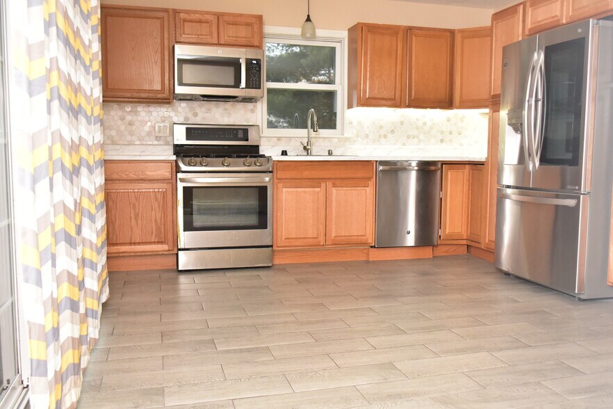 Building Photo - 65 Corinthian Ave