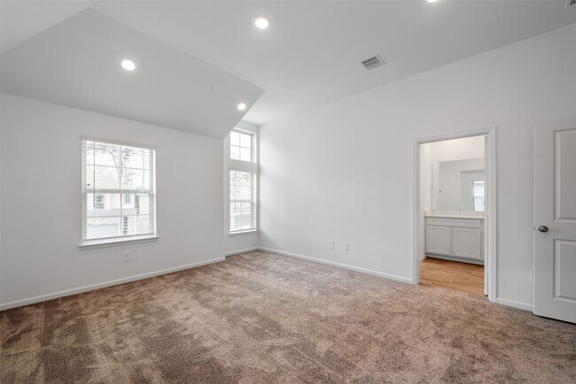 Building Photo - 653 Royal Arch Dr