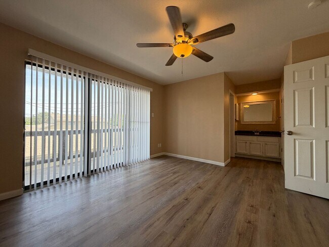 Building Photo - South Side Two Story Townhome!!