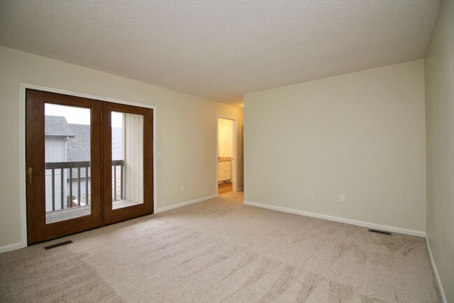 Building Photo - Sylvania 3 Bed/2.5 Bath Townhouse/Condo wi...