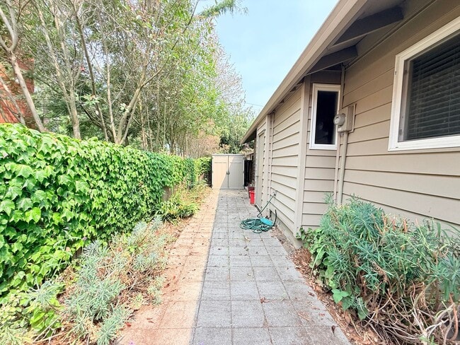 Building Photo - Super Cute 2 Bedroom Condo in Tigard!!! Water, Sewer and Garbage Included!!!