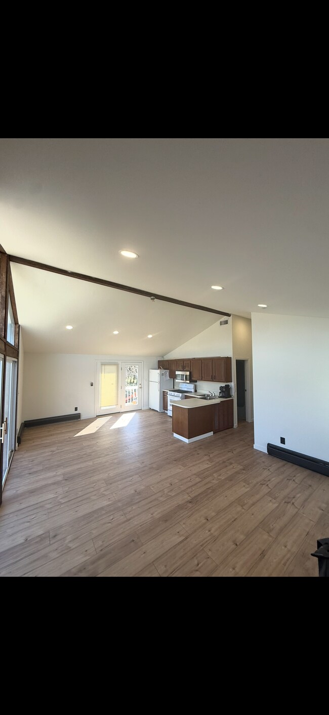 Living room kitchen - 12516 W Torquay Rd