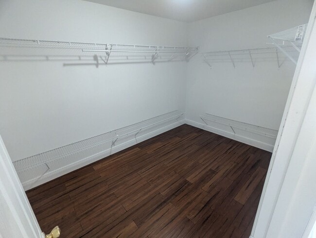Building Photo - FOR RENT 4 Bedroom 2 1/2  Bath with Den/Office/5th bedroom, Furry  friends Welcome!