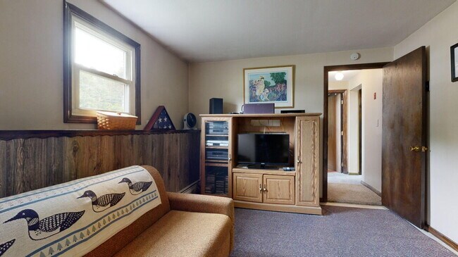 Building Photo - 3 bed, 2 bath house with solar panels! No ...