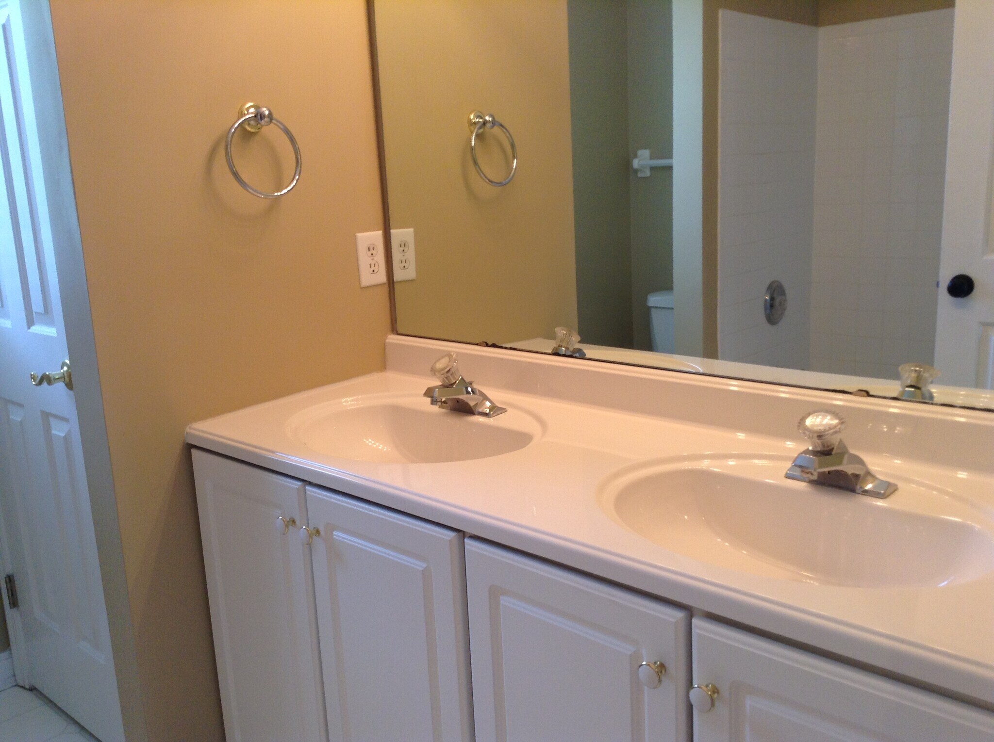 Building Photo - 10190 Meadowknoll Dr