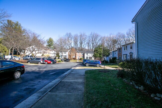 Building Photo - Bright and Spacious Townhome Living Near Reston