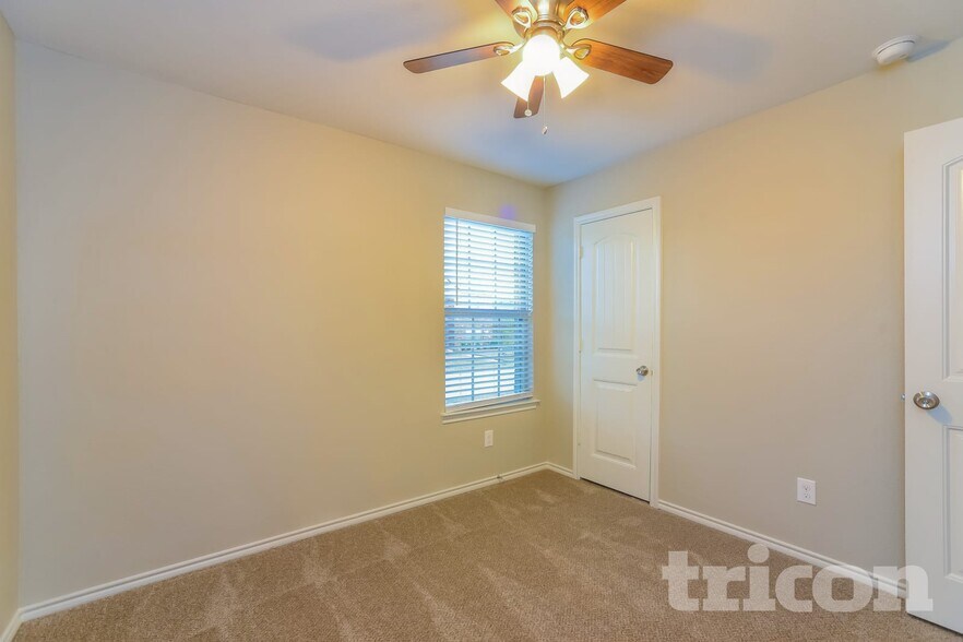 Building Photo - 2511 Glen Hollow Dr