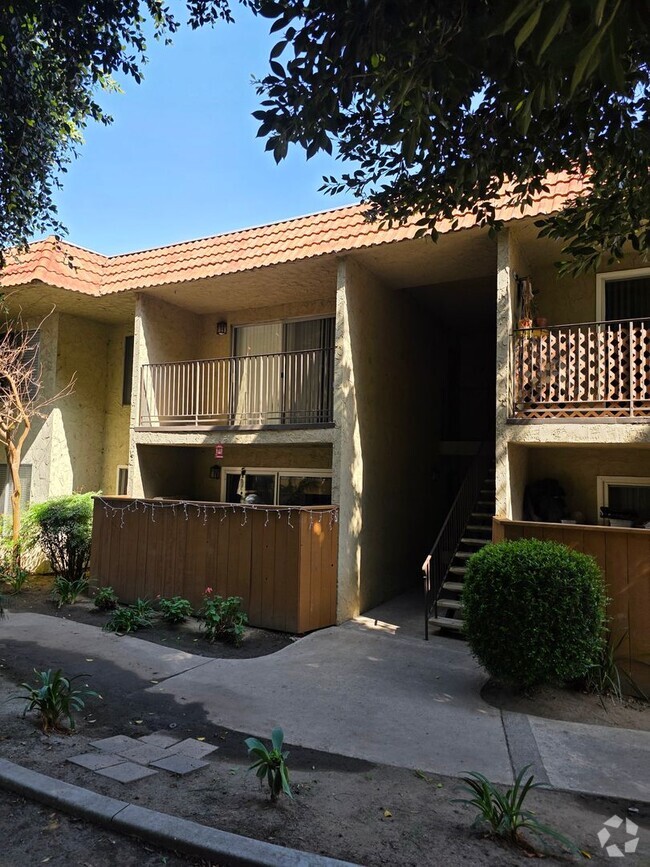 Building Photo - Renovated upstairs 2 bedroom 2 bath condo ...