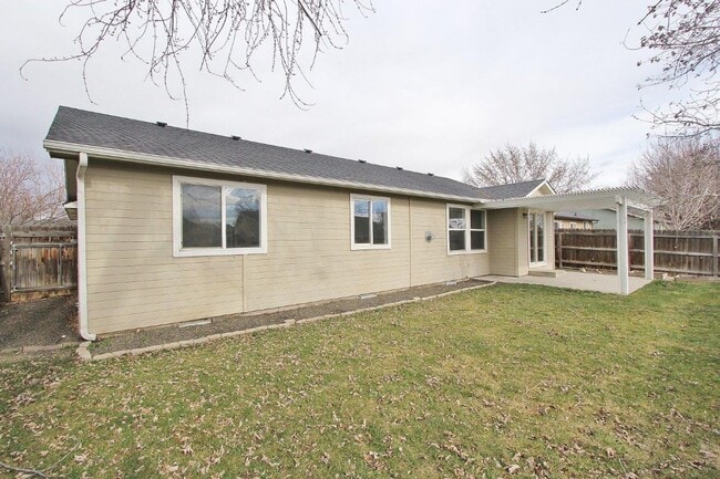 Building Photo - Immaculate Single-Level Home